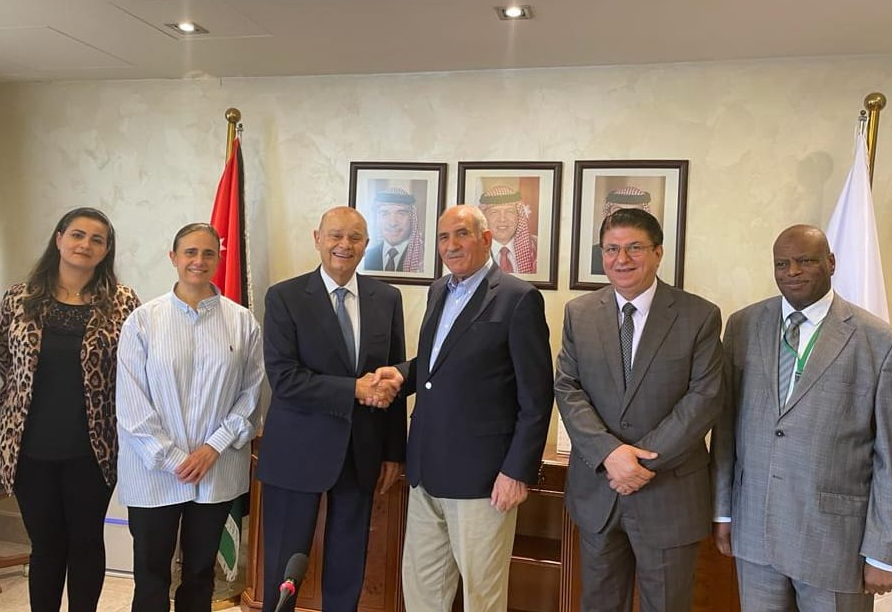 Jordan Phosphate Mines Company and the Muneer Sakhtian Group sign a memorandum of understanding to establish a plant for pure phosphoric acid.